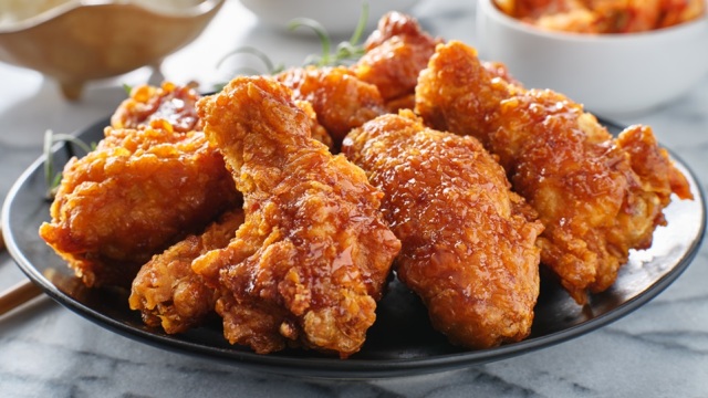 5 διευθύνσεις για τραγανό κοτόπουλο στην Αθήνα