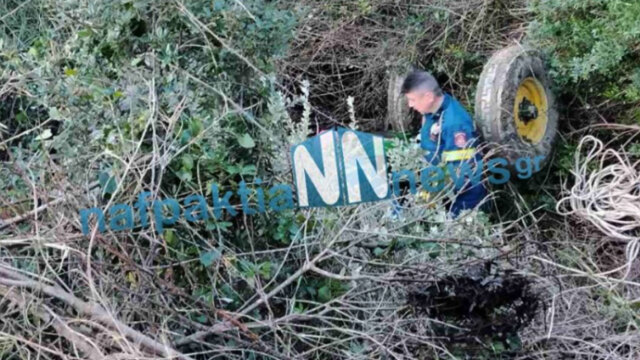 Τρακτέρ ανετράπη σε ρέμα στο Μεσολόγγι: Χωρίς τις αισθήσεις ο οδηγός, δείτε βίντεο