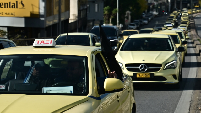 Συγκέντρωση και πορεία διαμαρτυρίας των ταξί προς το υπουργείο Μεταφορών
