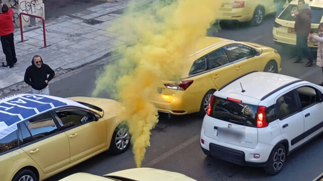 Απεργία ταξί: Με καπνογόνα και κόρνες οδεύουν προς το υπουργείο Μεταφορών