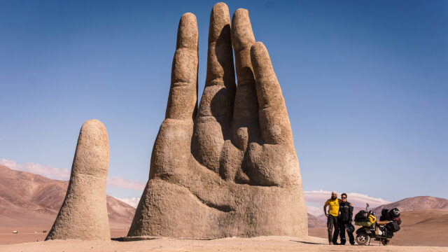 Το ταξίδι του Στέργιου και της Αλεξάνδρας: Από τη Θεσσαλονίκη στο Κονγκό και από την Παταγονία στη Βολιβία με μια Vespa