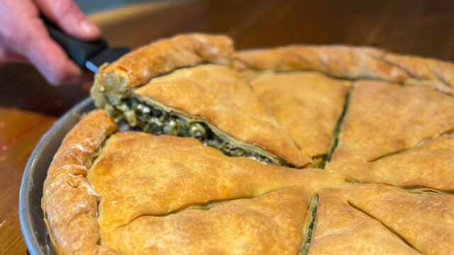  Φτιάχνοντας παραδοσιακή χορτόπιτα στο Βουργαρέλι Άρτας