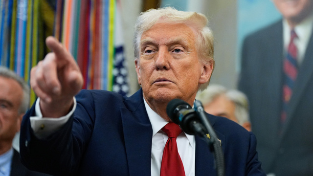 Τραμπ στους Ιρανούς: Έρχεται βοήθεια, συνεχίστε να διαδηλώνετε, το καθεστώς θα πληρώσει ακριβά