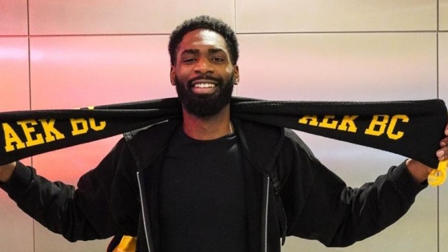 Έφτασε Αθήνα ο Φίζελ για την ΑΕΚ και ετοιμάζεται για ντεμπούτο με την Καρδίτσα