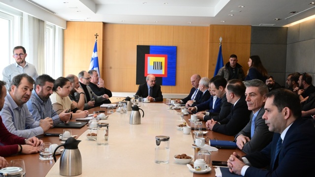 Ολοκληρώθηκε έπειτα από 3,5 ώρες η συνάντηση των αγροτών με Χατζηδάκη και Τσιάρα