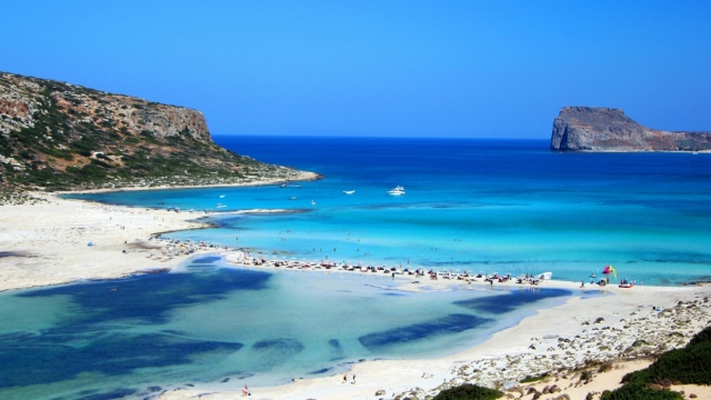 Τρεις περιοχές της Ελλάδας στους κορυφαίους προορισμούς της Ευρώπης για το 2025, το «άγνωστο» νησί που τρεντάρει για το 2026