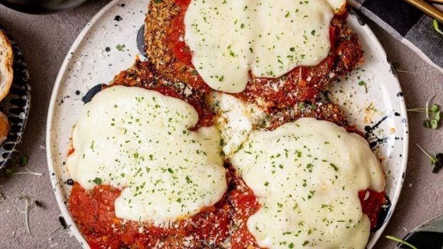 Chicken Parmigiana – Η αυθεντική συνταγή για το ιταλοαμερικάνικο κοτόπουλο
