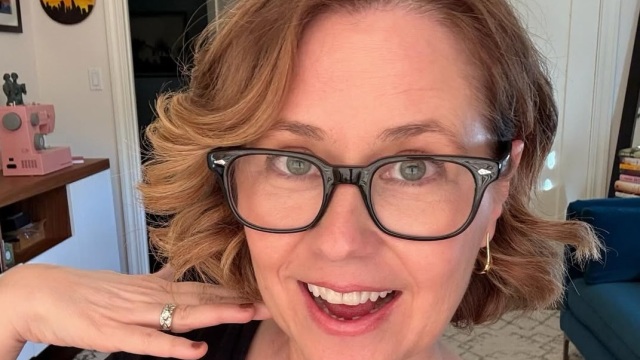 Τζένα Φίσερ: Η σταρ του «The Office», για όλες τις αλλαγές στα μαλλιά της μετά τη χημειοθεραπεία