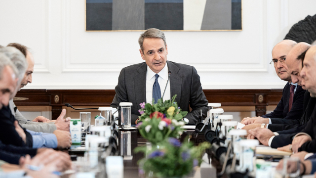 «Με τα μπλόκα δεν πάμε μακριά, θα βρούμε έξυπνες λύσεις»: Το παρασκήνιο και οι διάλογοι στη συζήτηση Μητσοτάκη με αγρότες, τι κέρδισαν