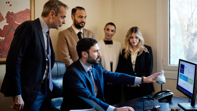 Σε δικηγορικό γραφείο για την παρουσίαση του νέου ψηφιακού δικαστικού φακέλου ο Μητσοτάκης