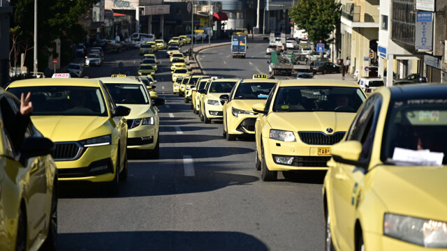 Ταξί: Σε εξέλιξη η μηχανοκίνητη πορεία προς το υπουργείο Μεταφορών - Στο κόκκινο το κέντρο της Αθήνας, δείτε πού έχει κίνηση