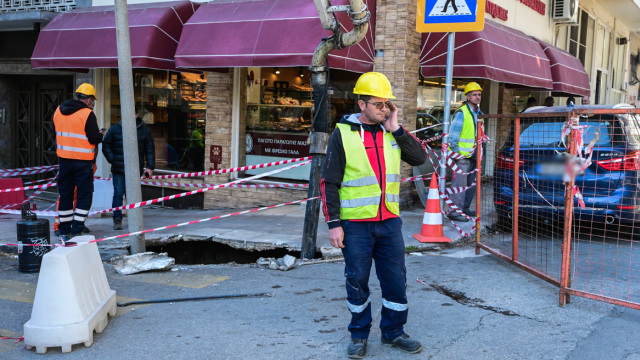 Καθίζηση σε δρόμο στο κέντρο της Αθήνας, δείτε βίντεο και φωτογραφίες