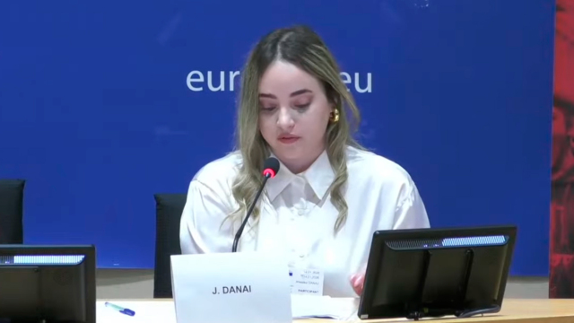 Συγκλόνισε στο Ευρωκοινοβούλιο η 20χρονη που ο πατέρας της δολοφόνησε με 17 μαχαιριές τη μάνα της στο Μενίδι: Είμαι εδώ για όσα παιδιά έμεναν πίσω