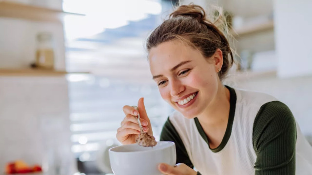 10 τρόφιμα που θεωρούνται υγιεινά αλλά είναι «βόμβες» θερμίδων, ζάχαρης και αλατιού
