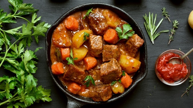 Μοσχάρι κατσαρόλας: 5 λάθη που κάνουμε και βγαίνει σκληρό (και πώς να τα αποφύγουμε)