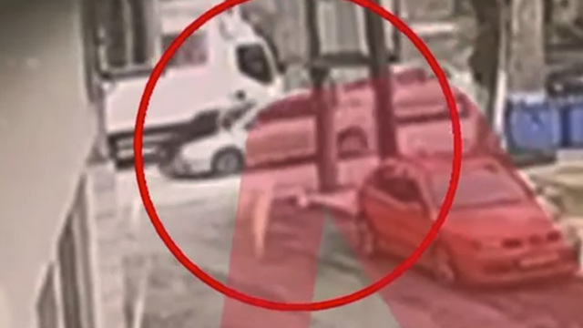 Βίντεο ντοκουμέντο από την παράσυρση αστυνομικού στο Κιλκίς, προσπαθεί να κρατηθεί στο καπό του αυτοκινήτου