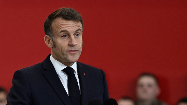 Με κόκκινο μάτι ο Μακρόν στην επιθεώρηση του στρατεύματος - Πείτε ότι είναι το «Eye of the Tiger», αστειεύτηκε
