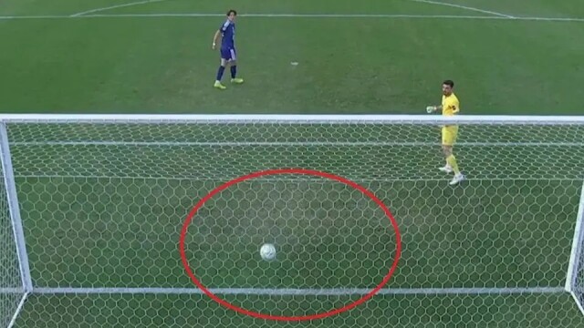 Viral «γκάφα» στην Ασία: Πανηγύρισε το πέναλτι που απέκρουσε, αλλά η μπάλα κατέληξε στα δίχτυα