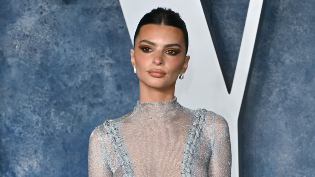 Η Έμιλι Ραταϊκόφσκι φωτογραφίζεται στον καθρέφτη της με κόκκινα εσώρουχα