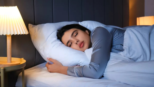 Μπρούμυτα, ανάσκελα, στο πλάι: Ποιες στάσεις ύπνου μας βοηθούν και ποιες μας επιβαρύνουν