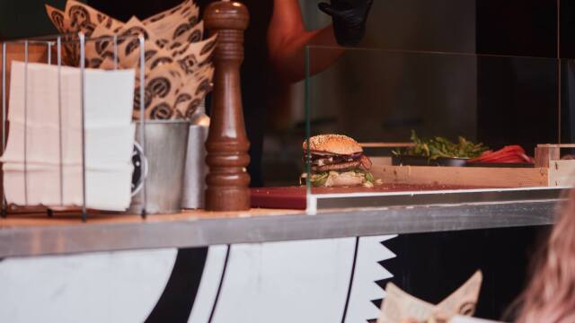 8 διευθύνσεις με το κορυφαίο street food του Βερολίνου – Κλασικό currywurst, επικά burger
