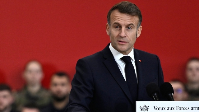 Ο Μακρόν θα ζητήσει από την ΕΕ οικονομικά αντίποινα μετά τις απειλές Τραμπ για δασμούς