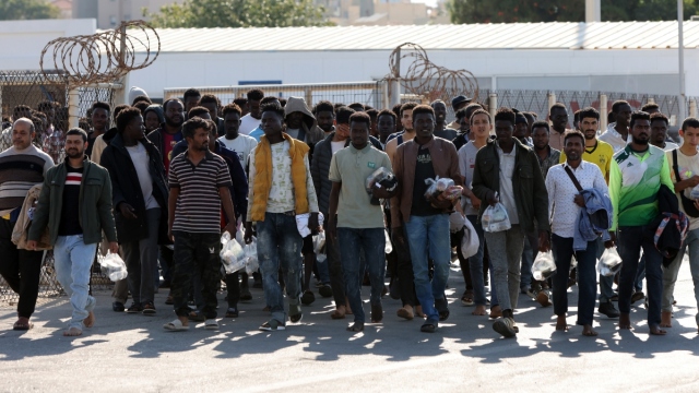 Νέες ρυθμίσεις για τη νόμιμη μετανάστευση: Ξεμπλοκάρουν άμεσα 90.000 εκκρεμείς άδειες διαμονής