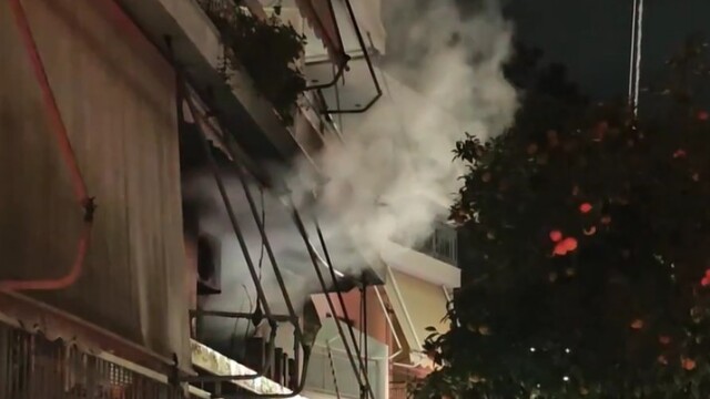 Υπό έλεγχο η φωτιά σε διαμέρισμα στο Χαλάνδρι, δείτε βίντεο