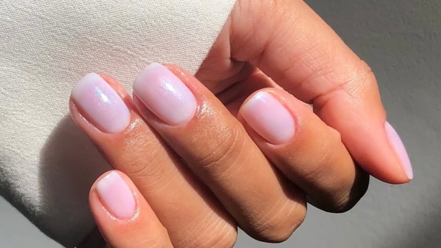 Στη νέα εποχή του «clean girl manicure» πρωταγωνιστούν τα illuminators νυχιών
