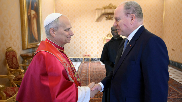 Μυστήριο με το σημάδι στο πρόσωπο του πρίγκιπα Αλβέρτου στη συνάντησή του με τον πάπα Λέοντα