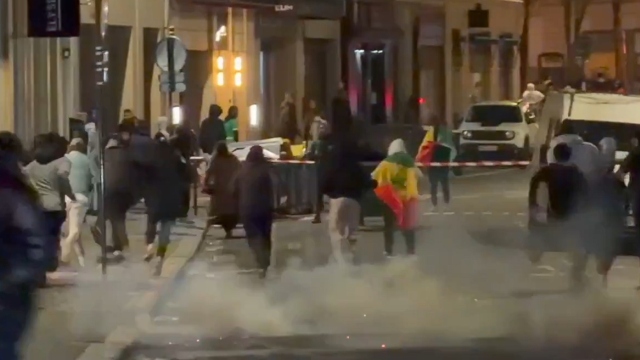 Σοβαρά επεισόδια με χημικά και πετροπόλεμο μεταξύ Σενεγαλέζων και της αστυνομίας στο Παρίσι μετά την κατάκτηση του Κόπα Άφρικα