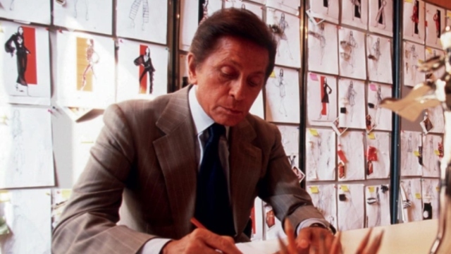 Ο Βαλεντίνο λάτρεψε τις γυναίκες και τις έντυσε σε εκθαμβωτικό κόκκινο: Η ζωή και η καριέρα του, πώς τον έκανε διάσημο η Τζάκι Κένεντι