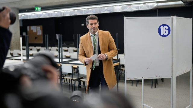 Σε ιστορικό δεύτερο γύρο οι προεδρικές εκλογές στην Πορτογαλία με κεντροαριστερά και άκρα δεξιά 
