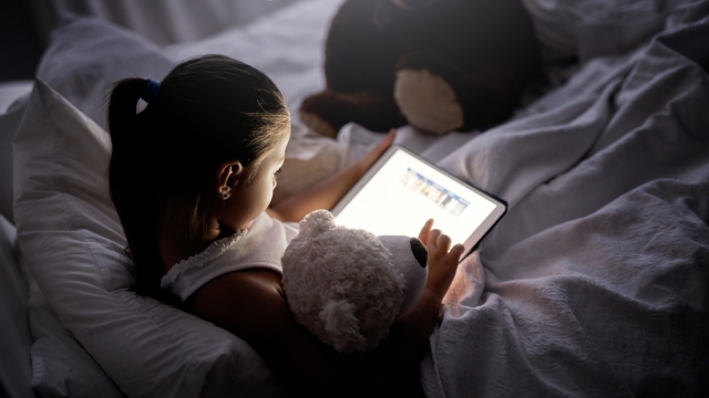 Τα όρια στον «χρόνο οθόνης» των παιδιών δεν αρκούν πλέον για να τα προστατέψουν, προειδοποιούν ειδικοί