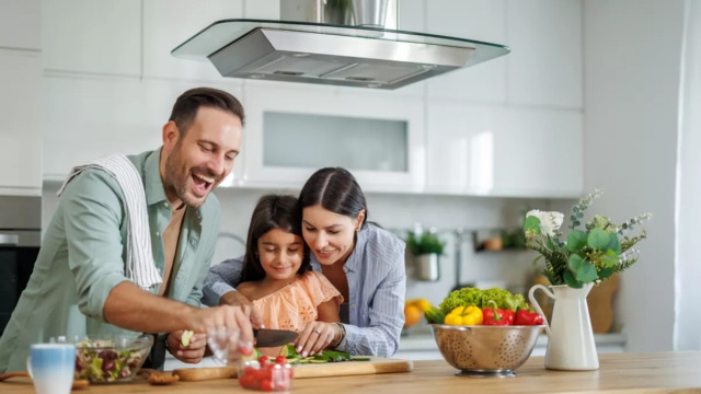 Τι αλλάζει πραγματικά στη νέα διατροφική πυραμίδα των ΗΠΑ; Μία διαιτολόγος απαντά

