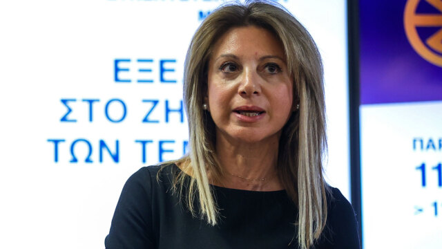 Η Καρυστιανού επιμένει, «ούτε έχουν σκεφθεί γιατί οδηγείται ένα ζευγάρι στην άμβλωση» και επιτίθεται στα ΜΜΕ