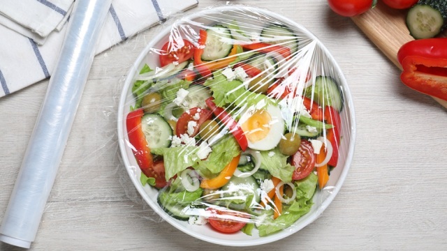 Πλαστική μεμβράνη: 7 λάθη που όλοι κάνουμε στην κουζίνα