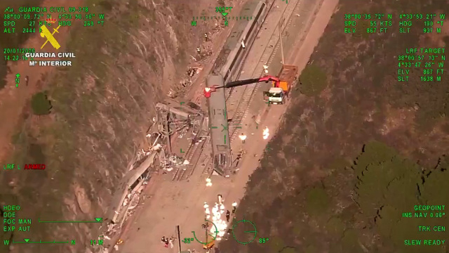 Μάχη για τους αγνοούμενους της σιδηροδρομικής τραγωδίας στην Ισπανία δίνουν τα σωστικά συνεργεία - Εγκατέστησαν γερανούς για να σηκώσουν τα βαγόνια, δείτε βίντεο