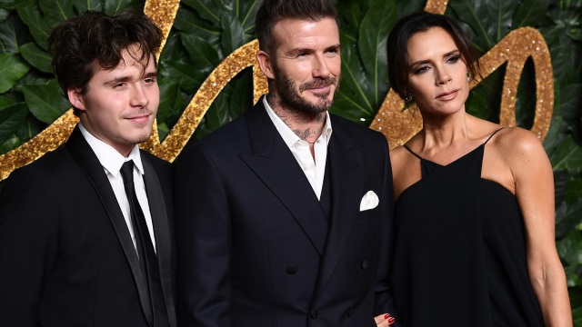 Μπρούκλιν Μπέκαμ: Ισχυρίζεται ότι οι γονείς του προσπάθησαν να τον δωροδοκήσουν πριν από τον γάμο