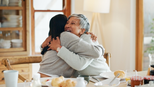 Η δύναμη της αγκαλιάς: Πώς η σωματική επαφή ρυθμίζει το στρες και ενισχύει την ανθρώπινη σύνδεση