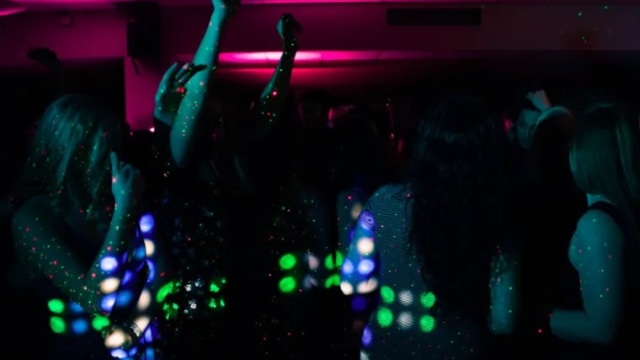 Πάρτυ, χορός και επισκέψεις σε μουσεία μακριά από τα κινητά: Πώς θα εξελιχθεί η ψυχαγωγία μας το 2026;
