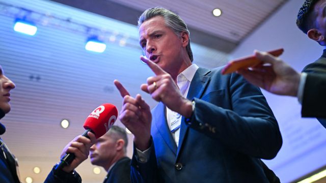 Γκάβιν Νιούσομ στο Νταβός: «Αξιοθρήνητη» η στάση των Ευρωπαίων απέναντι στον Τραμπ, έπρεπε να τους είχα φέρει επιγονατίδες