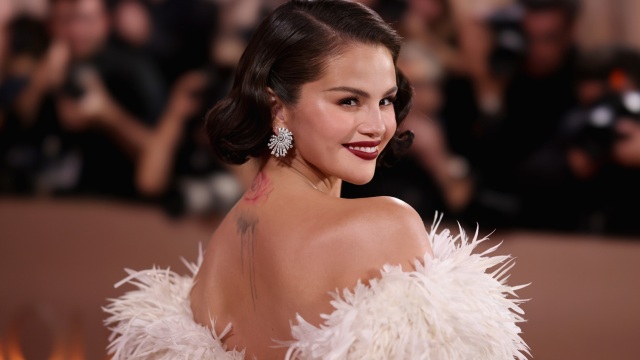 Selena Golez: Ο ανορθόδοξος τρόπος που χρησιμοποιεί για να αφαιρέσει το μακιγιάζ της
