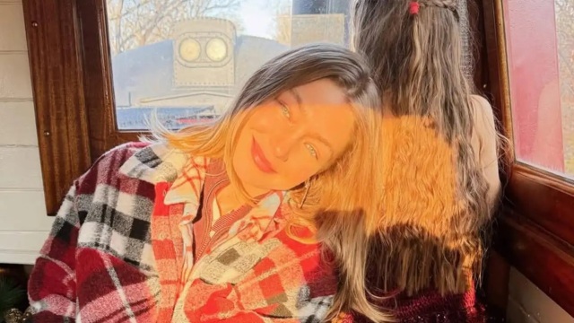 Η Τζίτζι Χαντίντ φωτογραφίζει την κόρη της στην κουζίνα με την αδερφή της (εικόνες)