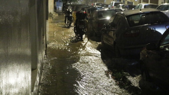 112 στον Ασπρόπυργο: Υπερχείλισε το ρέμα Αγίου Ιωάννου