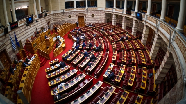 Βουλή: Ακραίες κορώνες στη συζήτηση για το αγροτικό, αιχμές από την αντιπολίτευση για την απουσία Μητσοτάκη 
