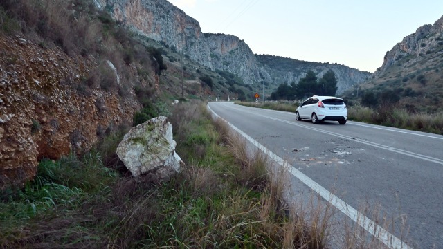 Πτώση βράχου στην Τσαγκαράδα, κατολισθήσεις στην Άφησσο από την κακοκαιρία