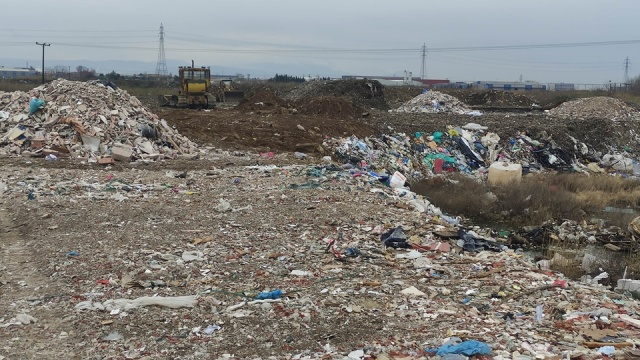 Κακουργηματική δίωξη στους έξι συλληφθέντες που άδειαζαν μπάζα στον δήμο Δέλτα
