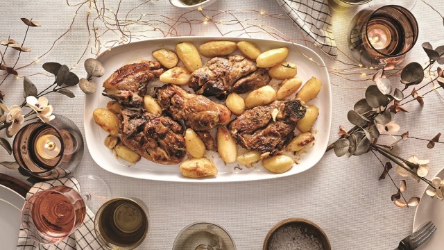 Κατσικάκι με μέλι, δυόσμο και πατάτες στον φούρνο
