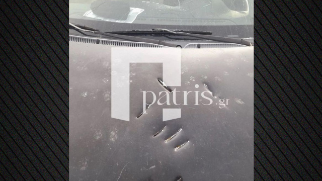 Οι τσεκουριές στο αμάξι από την επίθεση 39χρονου σε μητέρα και το παιδί της στο Ηράκλειο, φωτογραφία